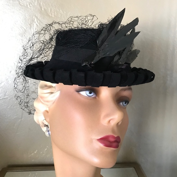RARE 1930s' BLACK FELT TILT HAT WITH 2 LACQUERED "BIRDS", STRAP & LARGE. VEIL - Picture 1 of 16